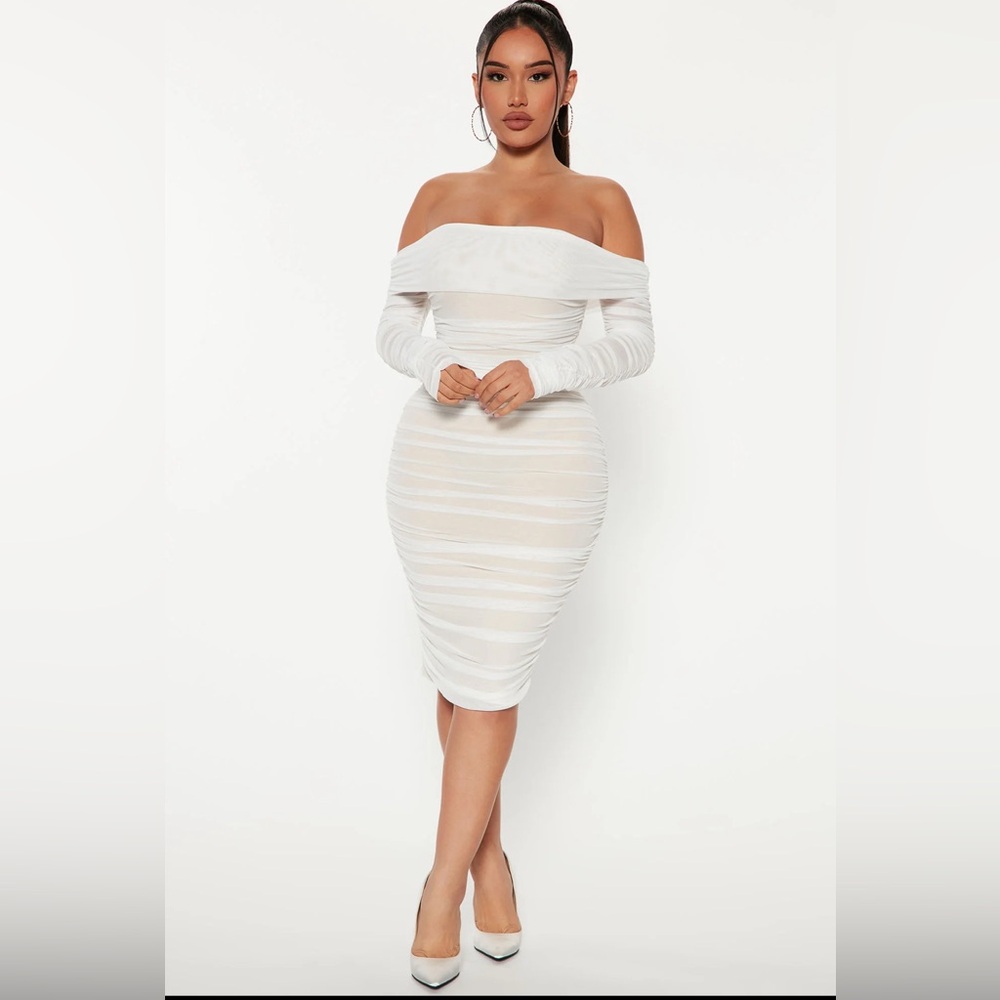 *NEW** Fashion Nova - Runched off shoulder Midi Dress